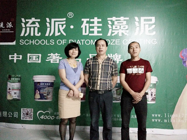 流派劉總建博會(huì)上與客戶交流